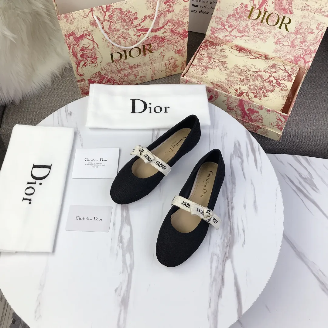 p440👟👟 DIOR Dior counter's new bow🎀webbed flat ballet shoes👯 The simple round-toed flats immediately enhance a lot of elegance and girlish innocence when paired with the J'adior woven strap. They feel very fairy tale and girlish, and they are super beautiful to wear💦It also has an elegant name miss j'adior. When you go shopping, you will definitely turn heads💯 The lining and feet are made of the same cowhide lining as the original, and the original film-free genuine leather outsole imported from Italy! Code number: 35-41 (40041 customized, non-returnable)